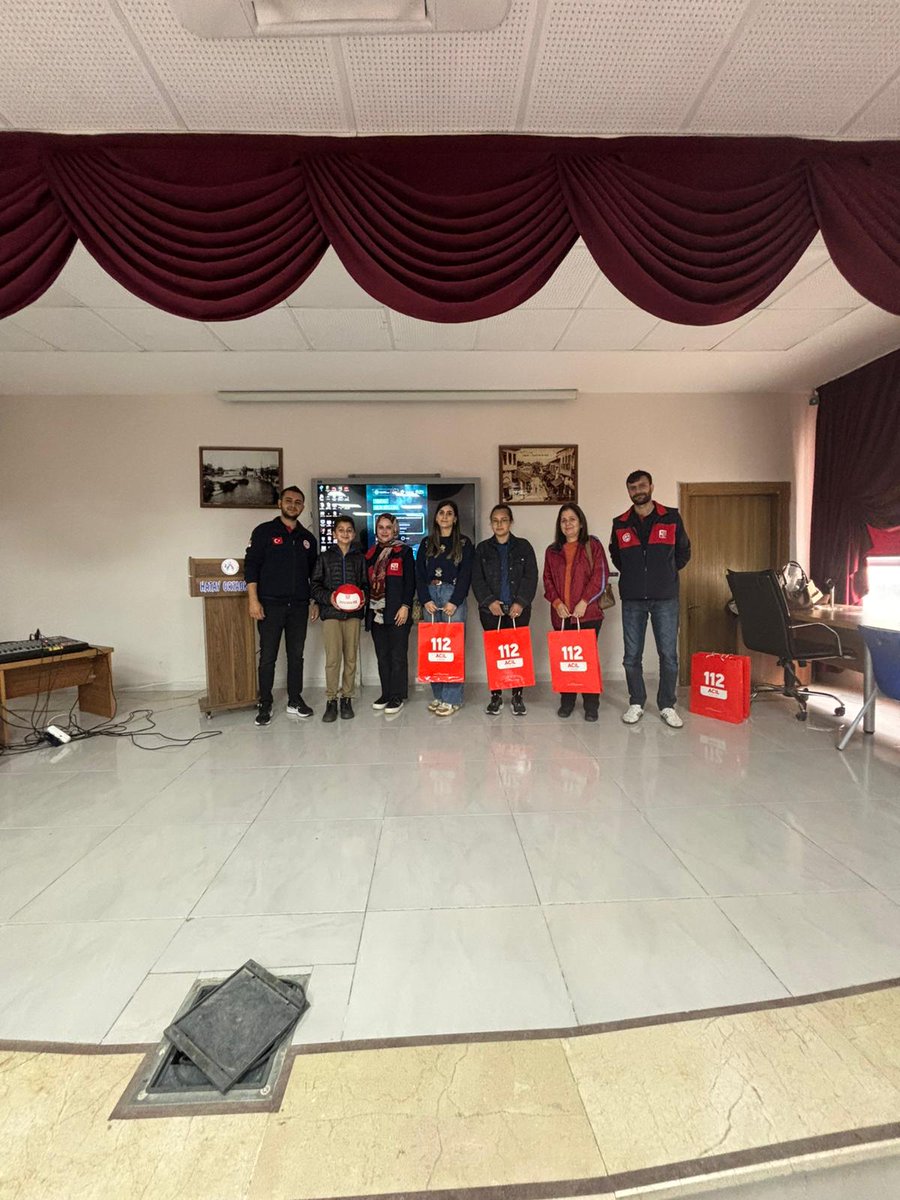 hatay112acm's tweet photo. Tanıtım ve eğitim faaliyetlerimiz kapsamında Hatay Ortaokulu öğrencileriyle bir araya geldik. Ziyaretimiz süresince; tek numara sisteminin işleyişi, asılsız ihbarların sisteme getirdiği yük ve acil durumlarda doğru adres tarifinin önemi üzerine kapsamlı bir sunum gerçekleştirdik. https://t.co/RZM3OmbTNG