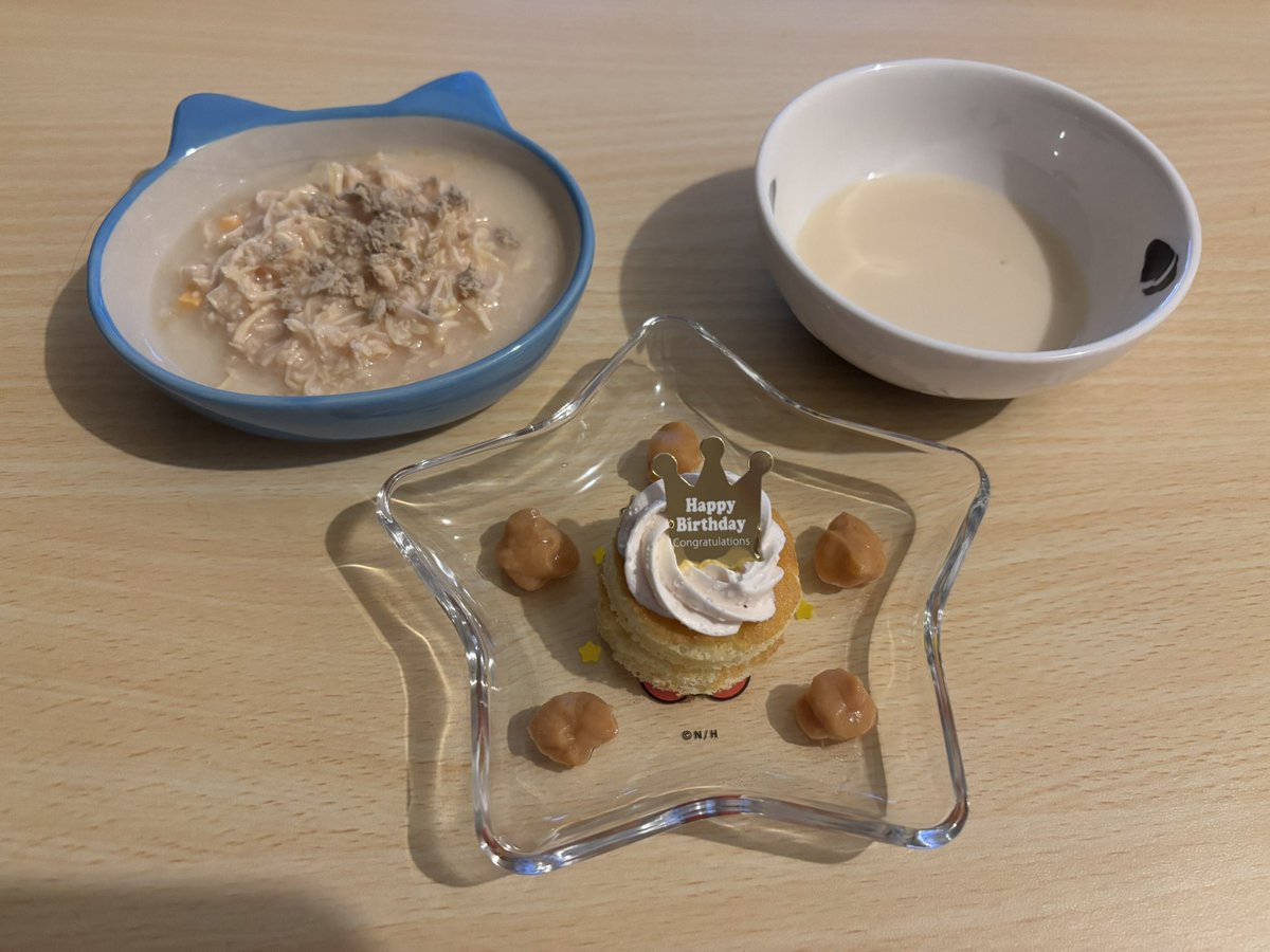 人間張り切って猫さんのご馳走を準備するも、ケーキの周りが寂しいとチュールで飾り付けを行い無事ねり梅を錬成する。不器用な人間でごめん、猫さん。ねり梅じゃないからね、たべてね。