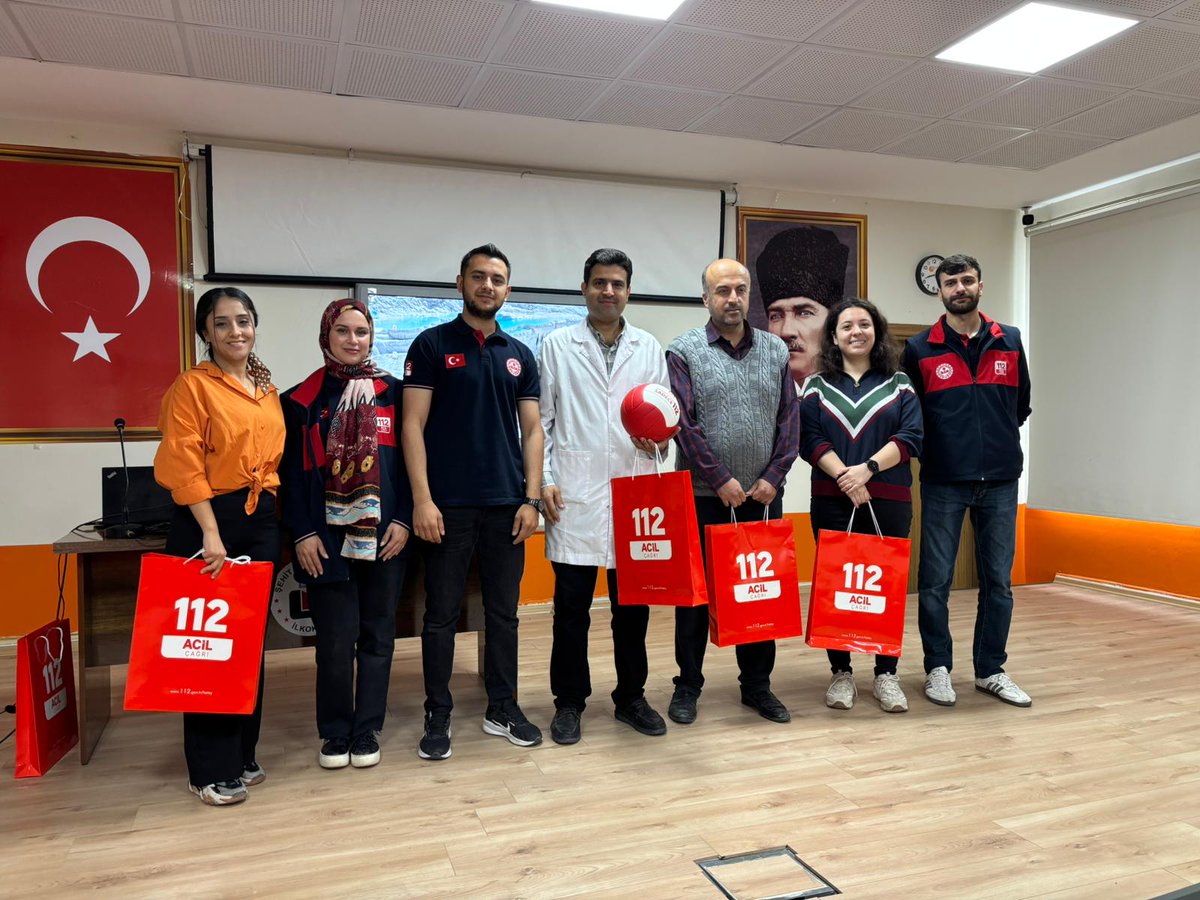 hatay112acm's tweet photo. Eğitim ve tanıtım faaliyetlerimiz kapsamında durağımız Antakya Şehit İlker Uylaş İlkokulu oldu. 🇹🇷
Ziyaretimiz süresince öğrencilerimize; acil durumlarda tek numara 112’nin önemi, çağrı merkezimizin işleyişi ve doğru vaka bildirimi konularında bilgiler aktardık. https://t.co/cBs8EUaDng