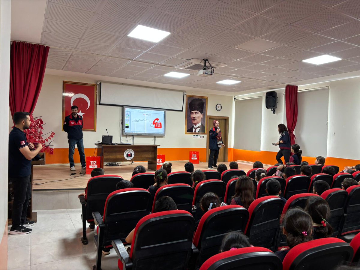 hatay112acm's tweet photo. Eğitim ve tanıtım faaliyetlerimiz kapsamında durağımız Antakya Şehit İlker Uylaş İlkokulu oldu. 🇹🇷
Ziyaretimiz süresince öğrencilerimize; acil durumlarda tek numara 112’nin önemi, çağrı merkezimizin işleyişi ve doğru vaka bildirimi konularında bilgiler aktardık. https://t.co/cBs8EUaDng