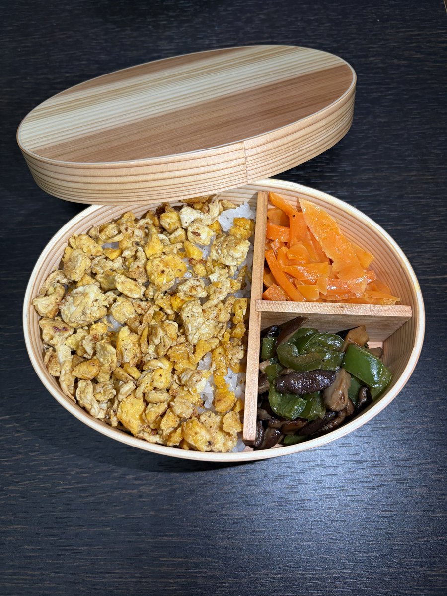 U3_3UX's tweet photo. ぜーーーんぶ作り置き冷凍してたやつだから
ご飯炊いてお弁当箱に詰めただけ楽ちん https://t.co/kcXqGWyISI