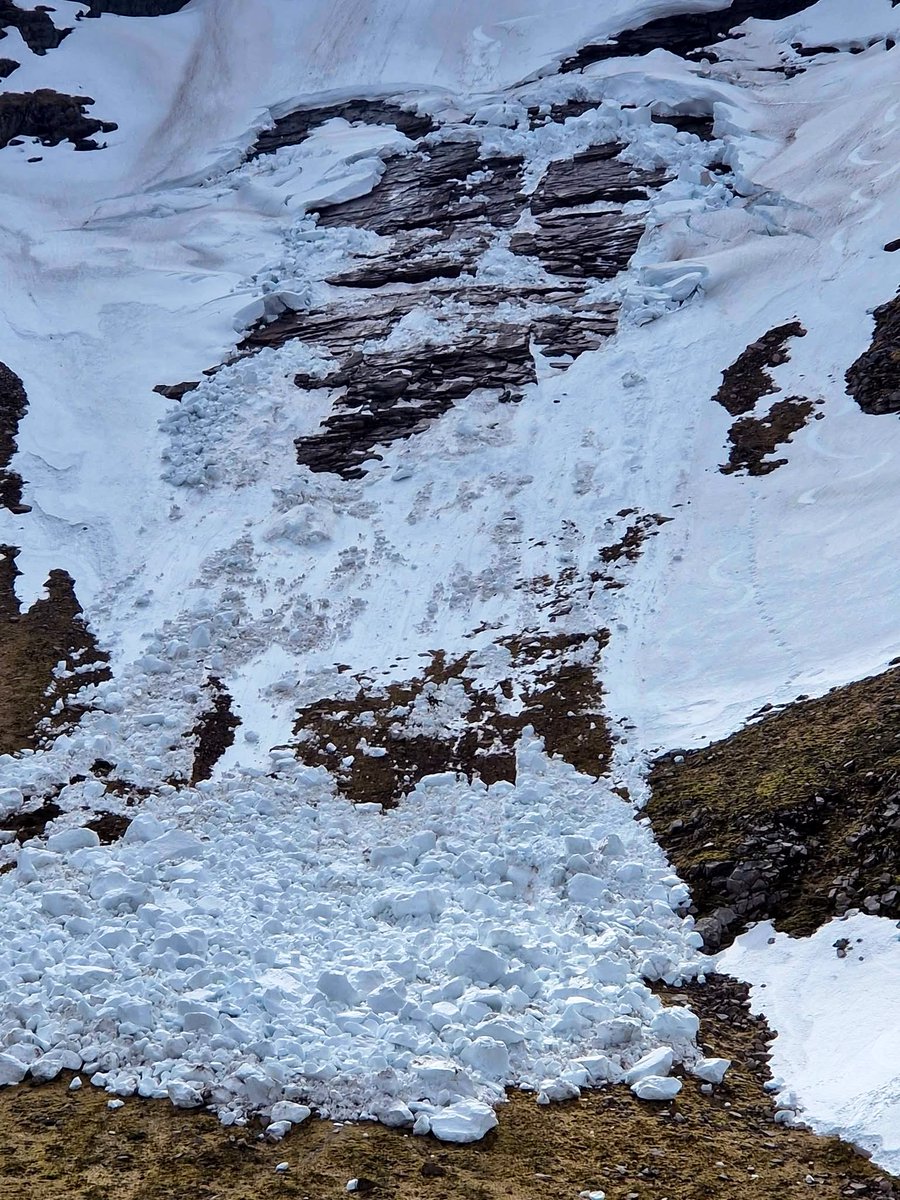 The remnants of the Great Slab avalanche on Cairn Gorm were visited yesterday and make for fascinating viewing. Check out the man in photo 2 for an idea of scale for some of these blocks. As close as Scotland comes to looking glacial!

📷 Paul Phillips