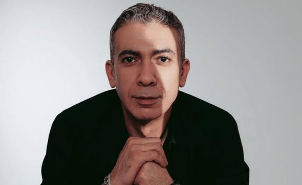 الطبيب الذي يكتشف "المؤامرة الكونية": من نقد الطب إلى إنكار العلم

في كل فترة، يبرز نموذج متكرر في المجال الصحي: طبيب أو معالج يعلن أنه لا يقدم مجرد نصيحة، بل يكشف "الحقيقة المخفية" التي تتآمر شركات الأدوية والمنظمات الدولية (مثل WHO وFDA) على إخفائها. هنا، لا يعود الخلاف علمياً