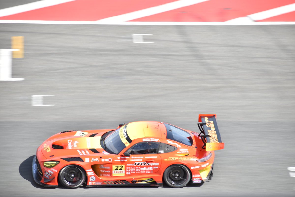 32号車、22号車 同じAMG GT3でカーナンバーもカラーリングも紛らわしい