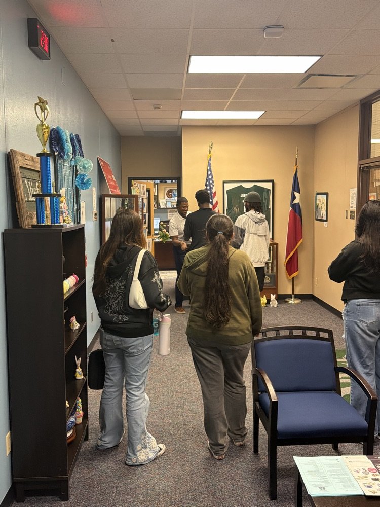 ElsikHighSchool's tweet image. 🎉👏 On Friday, May 1st, we proudly celebrated Principal Day 2026 honoring Mr. Bailey! 💙 Thank you for your leadership, dedication, and commitment to excellence at Elsik High School. Your impact on our students and staff does not go unnoticed! 🌟

#LeadTheWay #RamNation