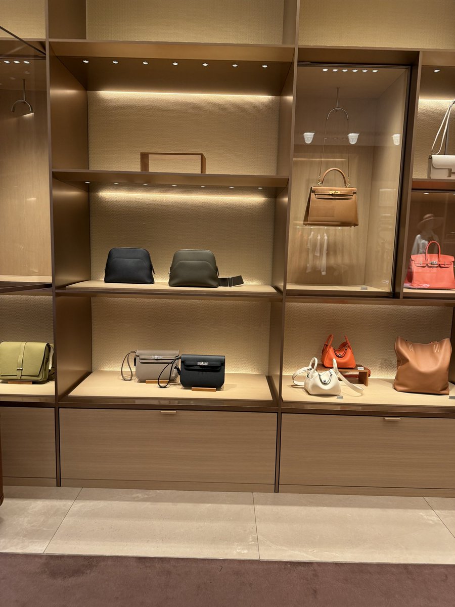 umyCp6rsCRyKs8d's tweet image. エルメス新宿伊勢丹👜
ケリーデペッシュ　ノワール、エトゥープいずれもシルバー金具。
ボリードメッセンジャーも🆓
#エルパト　#エルメス　#hermes #伊勢丹新宿