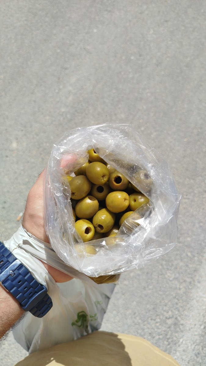 OverKyler's tweet photo. Georgina se gastó 100€ en gomitas, yo 3€ en aceitunas. No somos lo mismo https://t.co/Mzl2gn4gDF