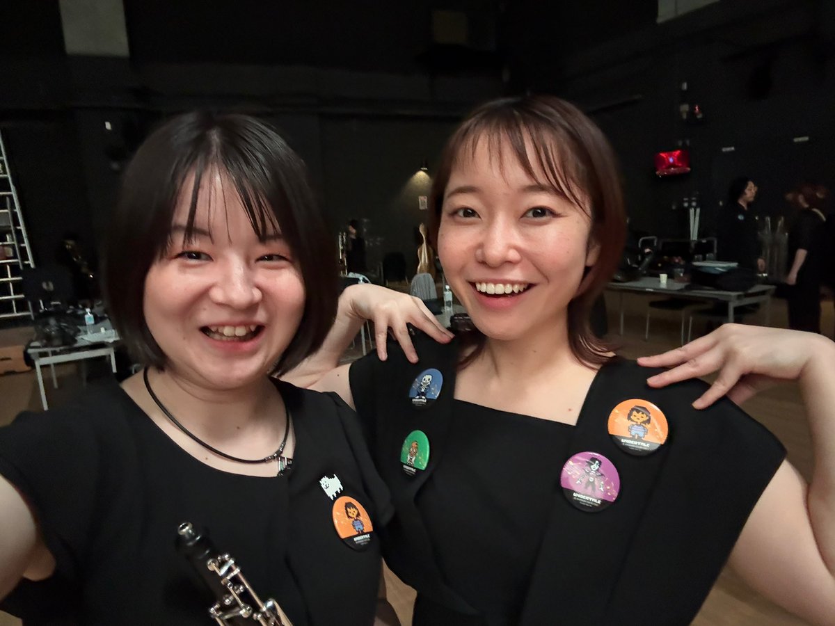 Cnoboe's tweet photo. #UNDERTALE10周年コンサート 大阪公演ありがとうございました！
楽しい時間がずっと続けばいいなと願いつつ、今日の思い出を胸に刻んで千穐楽まで全力で頑張ります。❤️‍🔥
写真はダブルリード缶バッジ組（fg.の栗城典子さん@noriko_fg ）と、演奏にも参加していたかもしれないメタトン監督🤖♪ https://t.co/KF3CUjsWw7