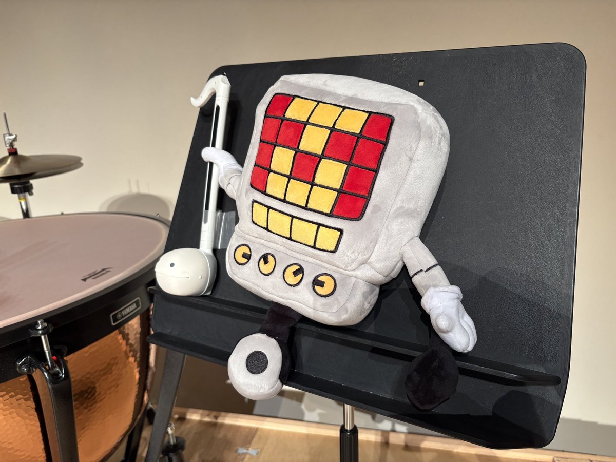 Cnoboe's tweet photo. #UNDERTALE10周年コンサート 大阪公演ありがとうございました！
楽しい時間がずっと続けばいいなと願いつつ、今日の思い出を胸に刻んで千穐楽まで全力で頑張ります。❤️‍🔥
写真はダブルリード缶バッジ組（fg.の栗城典子さん@noriko_fg ）と、演奏にも参加していたかもしれないメタトン監督🤖♪ https://t.co/KF3CUjsWw7