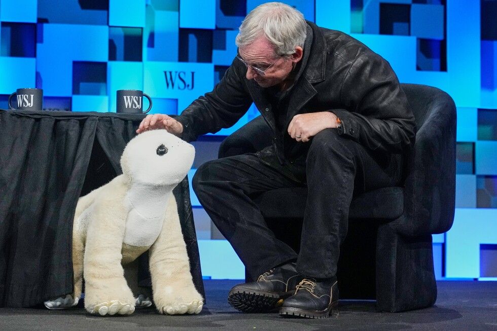 Timothy_Hughes's tweet image. Roomba creator and former iRobot CEO Colin Angle introduced the Familiar, a bulldog-sized AI pet robot targeting retirees who've aged out of pet ownership buff.ly/kjeViyp #ArtificialIntelligence #Innovation #Technology #Tech #TechNews