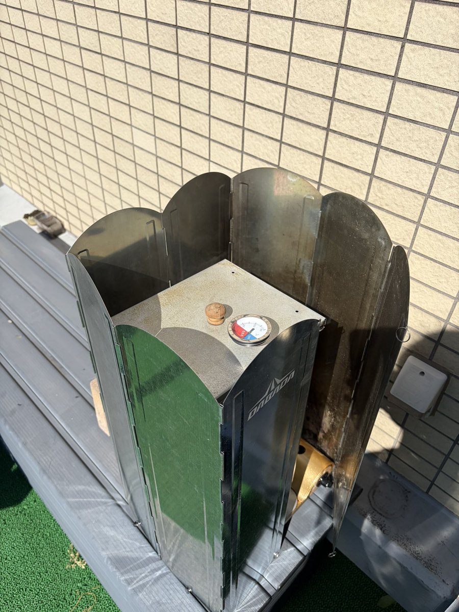 shinnan's tweet photo. 娘ちゃんが生地からピザ作るけどのせる具は各々って言うからベーコン作ったった。
出来立ての端っこ、めちゃくちゃ旨い https://t.co/0HSqyjcfCp