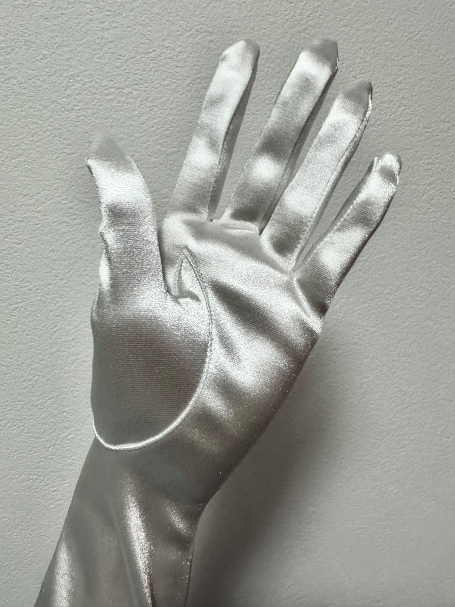 rona_gloves's tweet photo. 手首が細くなってるサテン手袋
今までのサテン手袋よりも綺麗に見えるかな https://t.co/mpWn6SM3th