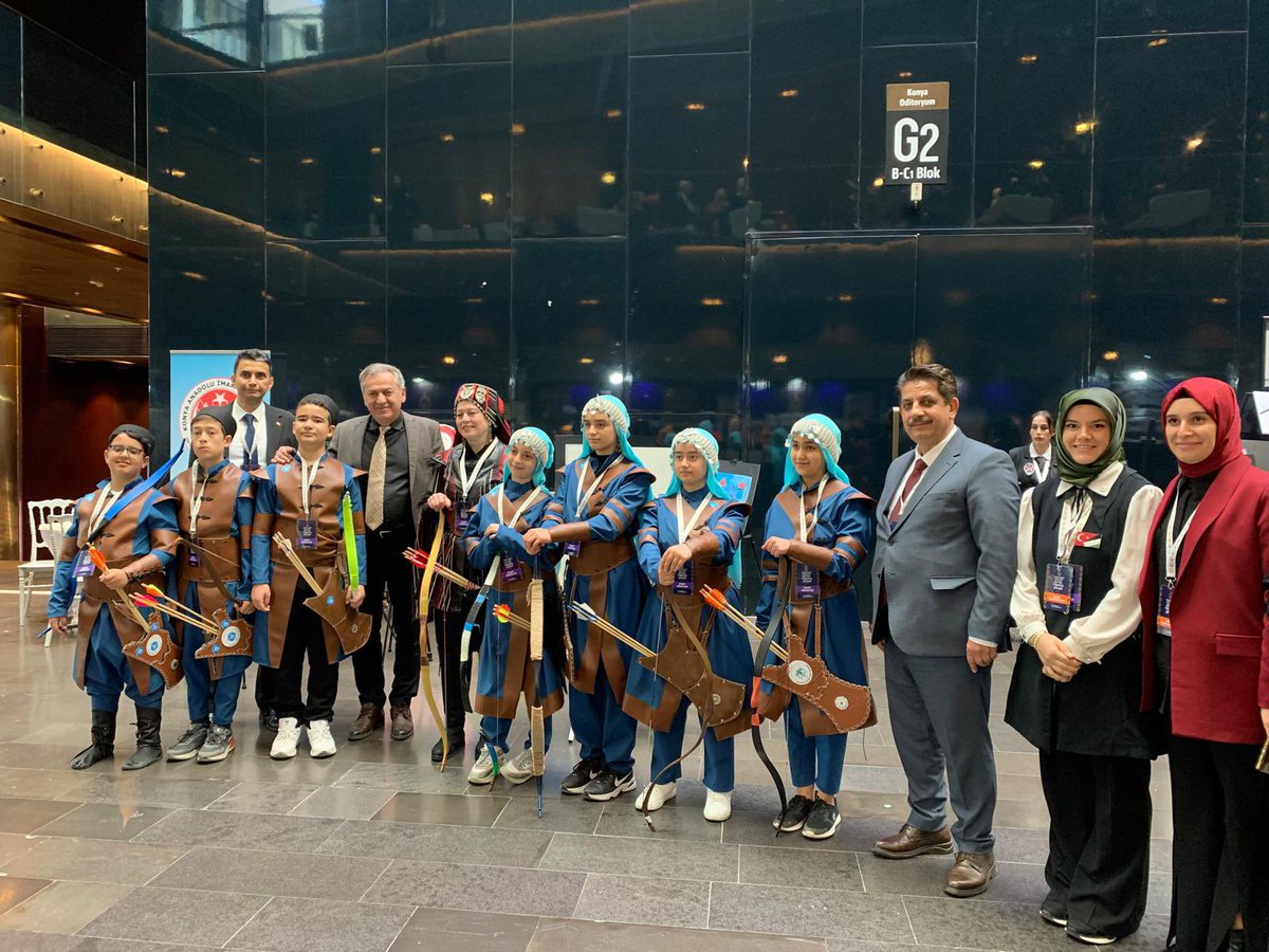 konyamem's tweet photo. İmam Hatip Okulları Büyük Türkiye Şöleninin ikinci gününde Din Öğretimi Genel Müdürümüz Dr. Ahmet İşleyen, Selçuklu Kongre Merkezi’nde program kapsamında İmam Hatip Okullarının hazırladığı stantları ziyaret ederek yapılan çalışmalarla ilgili bilgi aldı.

Ziyaretleri sırasında Genel Müdürümüze, İl Millî Eğitim Müdürümüz Murat Yiğit, Müdür Yardımcılarımız Aynur Türkoğlu, Mahmut Zengin ve Tayyip Sarı eşlik etti.

@tcmeb @Yusuf__Tekin 
@TCKonyaValiligi @Vali_Akin @Konyabuyuksehir @u_ibrahim_altay 
@CelileErenOKTEN @meb_dinogretimi @drahmetisleyen @gokhanmurat1 
#BizimOkulumuz #BaşarmayaHazırım #Konyamem