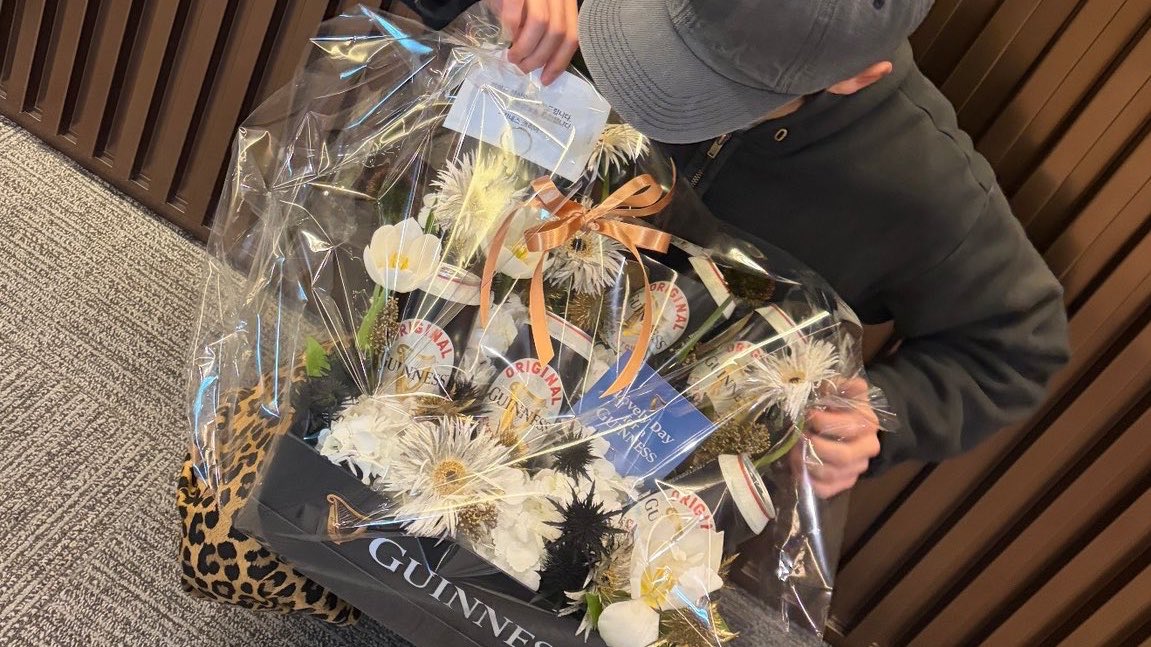 wzaehyun's tweet image. Prada’s boy is back! Coming home to this wonderful hampers from Guinness, thanks a bunch. 🍻