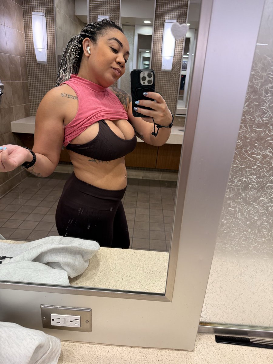 KristaSparkles tweet media