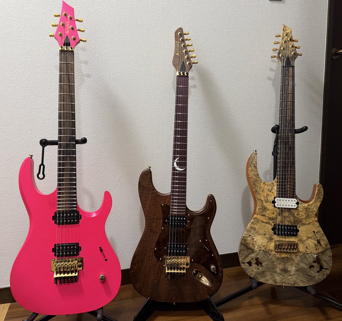 metalzone_FIRE's tweet photo. Delosのピックガードを変えてから、kiesel3本の集合写真撮ってなかったのでパシャリ📷🎸🎸🎸

#ギター #guitar #kiesel #rarewood #pickguard #dc #delos #buckeye #walnut #floydrose https://t.co/sx4XFcoy21