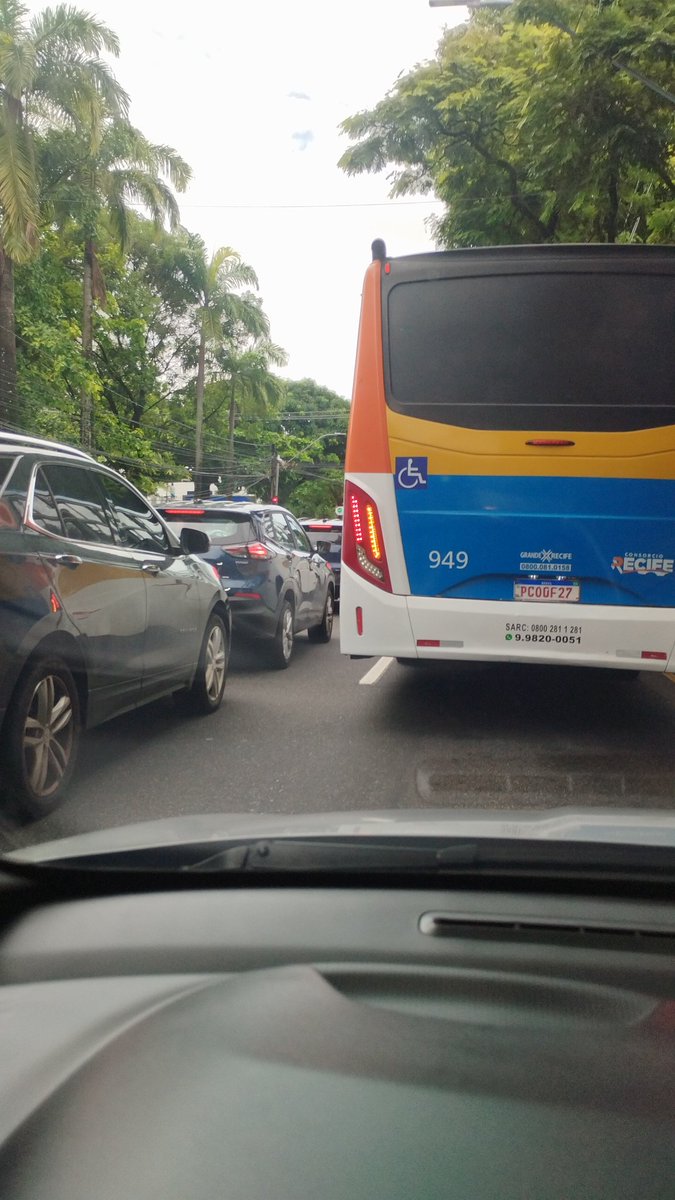 Essa placa é a mais irônica da cidade. Se alguém conseguisse andar a mais de 60 km na Rui Barbosa deveria ser pago e não multado.