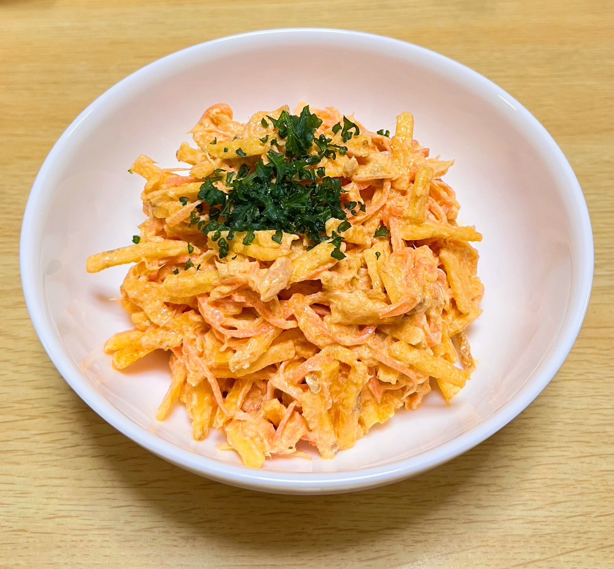 居酒屋で食べたカラムーチョと人参のサラダが美味しかったのでツナ入れて作ってみた😋🥕🥗
千切りの人参の方が歯ごたえあるかもなぁと思ったのでまた次回😌