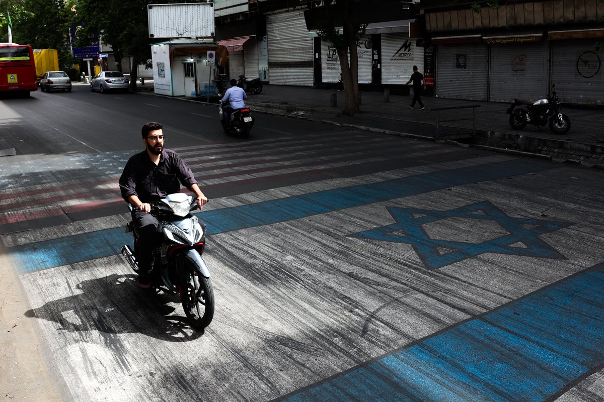 g_s_world's tweet image. ANTI-US, ISRAEL SYMBOLS COVER TEHRAN STREETS

Two months into the war, the streets of Tehran have turned into canvases filled with sharp anti-US and anti-Israel symbolism, as seen in photos taken on May 5.

(Photos from AFP)

#GSWNews #Iran #Tehran #US #Israel #MiddleEast