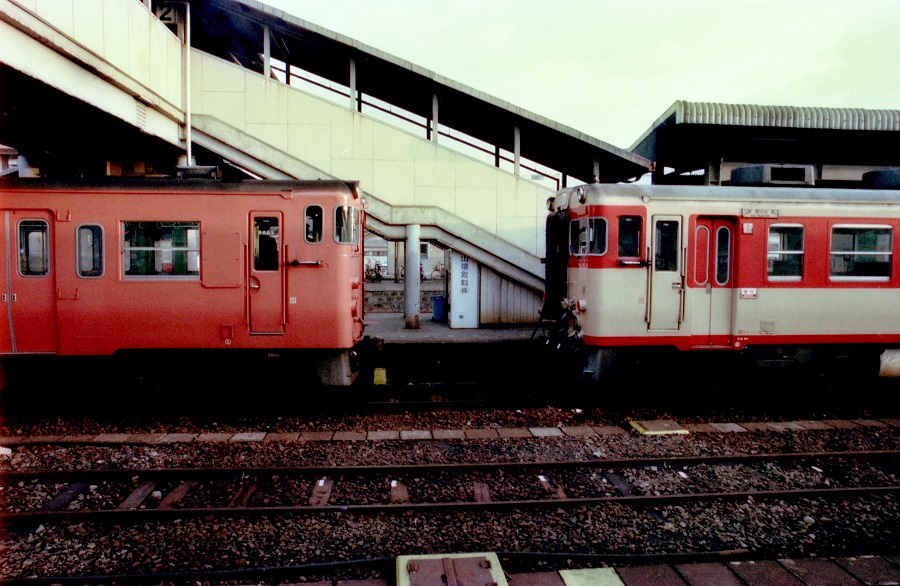 Ge99911's tweet photo. 津山駅　1985年3月
この頃までは2番線の東側が急行みまさか2号大阪行き、西側に普通中国勝山行きが縦列停車していました。
出発時刻はいずれも7:13発で津山線岡山行きも4番線から同時刻に発車していました。
津山線列車と姫新線列車が並走して出発していました。 https://t.co/NctrnOvdVA