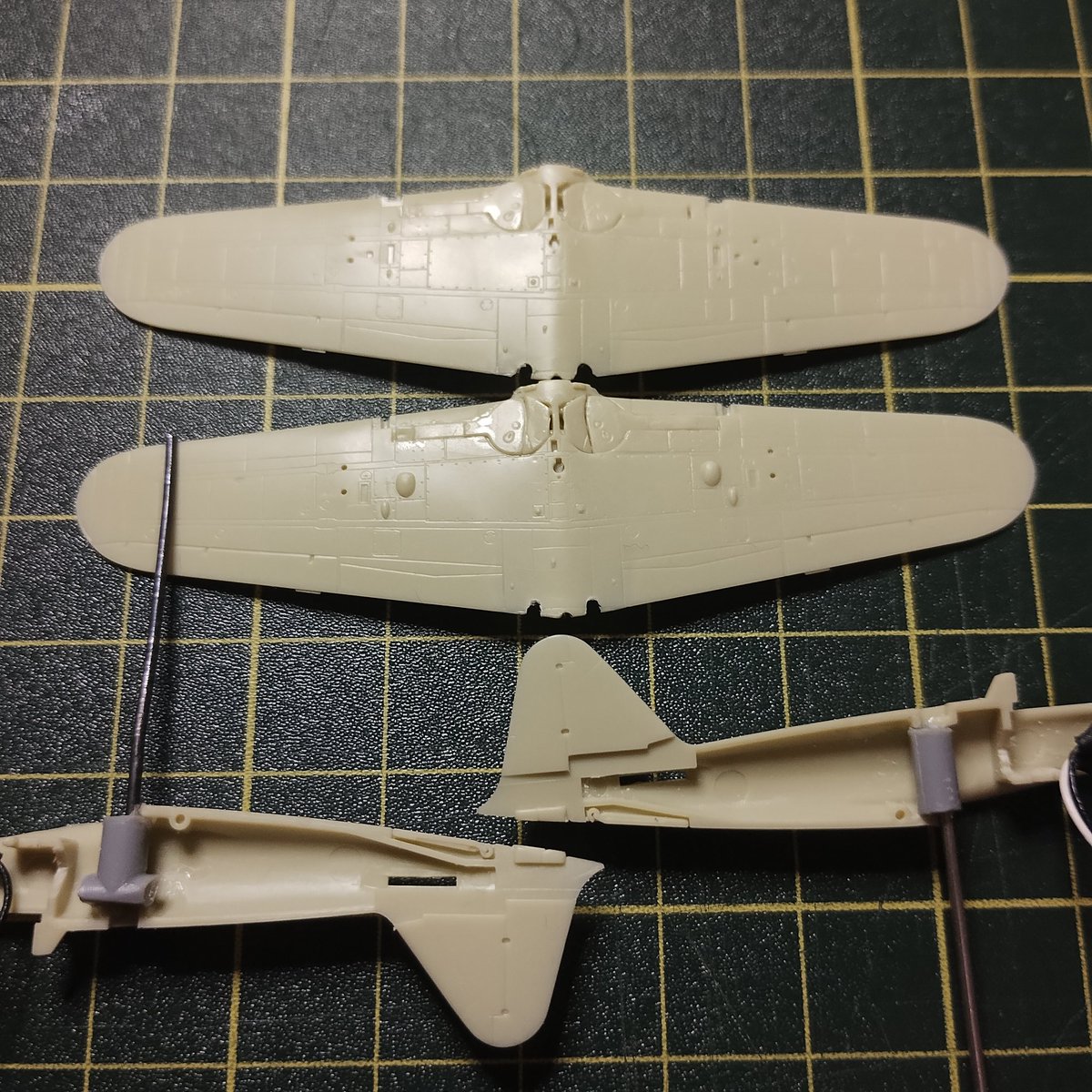 REINCAR89012345's tweet image. 1/144 #零戦 52型／52型甲 その2

飛行姿勢

主脚部をカバー閉状態へ改造
尾輪を切除
スタンド穴としてランナー（灰色3mm）に0.9mmの穴を開けて、胴体へ固定

主脚のカバーは3パーツ構成で、そのままポン付けではピッタリと蓋にならず、各パーツを削って調整

#SWEET スイート #電動 #電飾
