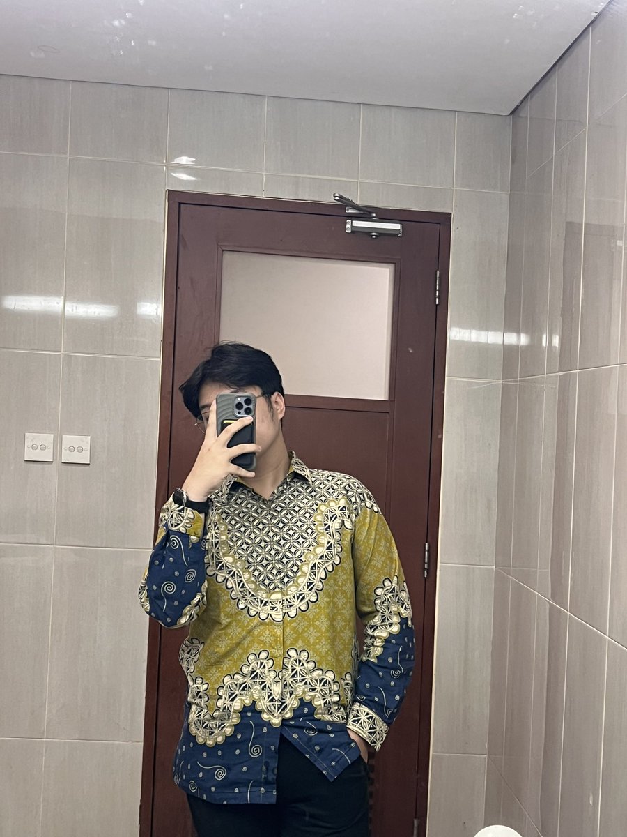 wilderdrain's tweet photo. kenapa kalo make batik vibesnya kaya mau kondangan https://t.co/9X0jxmWEkC