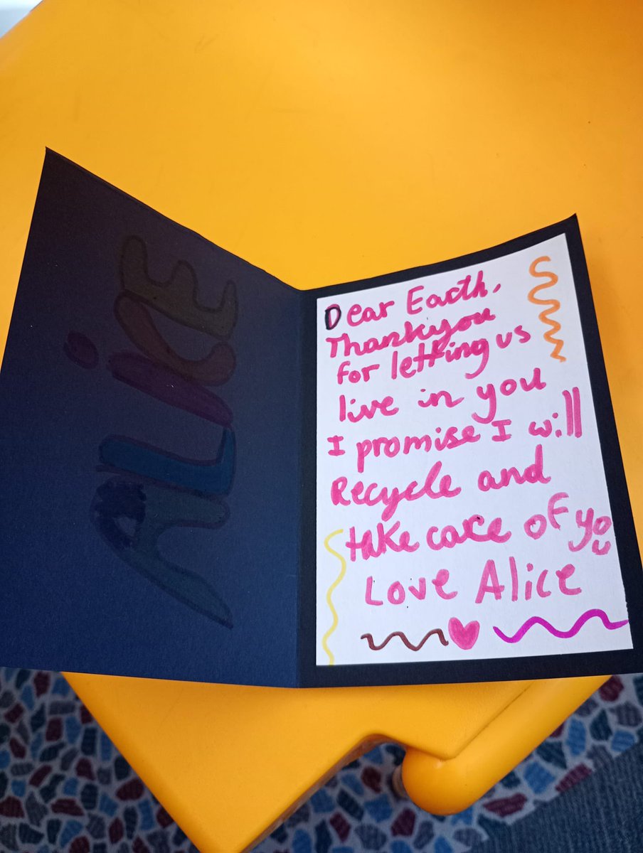 BlackheathLib's tweet photo. Last week we celebrated #EarthDay at #BlackheathLibrary! We wrote appreciation cards to the earth and decorated them with lots of bright colours. Join us every Thursday from 4pm for our #CraftClub to make something fun! @GreenwichLibs @Royal_Greenwich @Better_UK #LoveYourLibrary https://t.co/8HgWDcF1gS