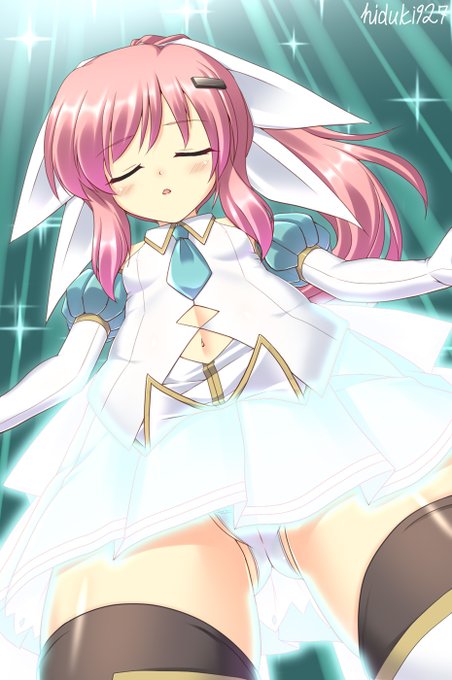 [魔法少女変身妨害(1/2)] 天原陽向は光のヴェールに包まれ、魔法少女ルアンスワローへと変身する。 しかし、最悪のタイミングで、敵の攻撃がヴェールを貫いた。 「きゃああーっ!」 変身を妨害され、構成途中のミニスカートが光となって弾け飛ぶ。 「ああっ、パンティーが丸見えに……」 #よその子