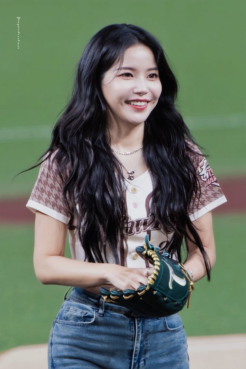 yongandrichmoo's tweet image. 260503 TSG HAWKS 

💚🤎🔫

#솔라 #SOLAR 
#MAMAMOO #마마무