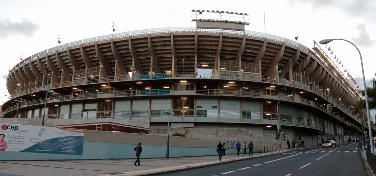 Tinerfe86's tweet photo. @AleLuisRolo @Birria_71 Yo no pido tanto... Sólo un poco de cariño al exterior con los colores corporativos, iluminación LED rodeando las pasarelas y que no de sensación de "edificio en obras". https://t.co/kNb9wIJw7t