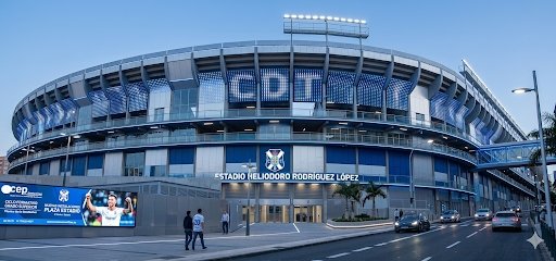 Tinerfe86's tweet photo. @AleLuisRolo @Birria_71 Yo no pido tanto... Sólo un poco de cariño al exterior con los colores corporativos, iluminación LED rodeando las pasarelas y que no de sensación de "edificio en obras". https://t.co/kNb9wIJw7t