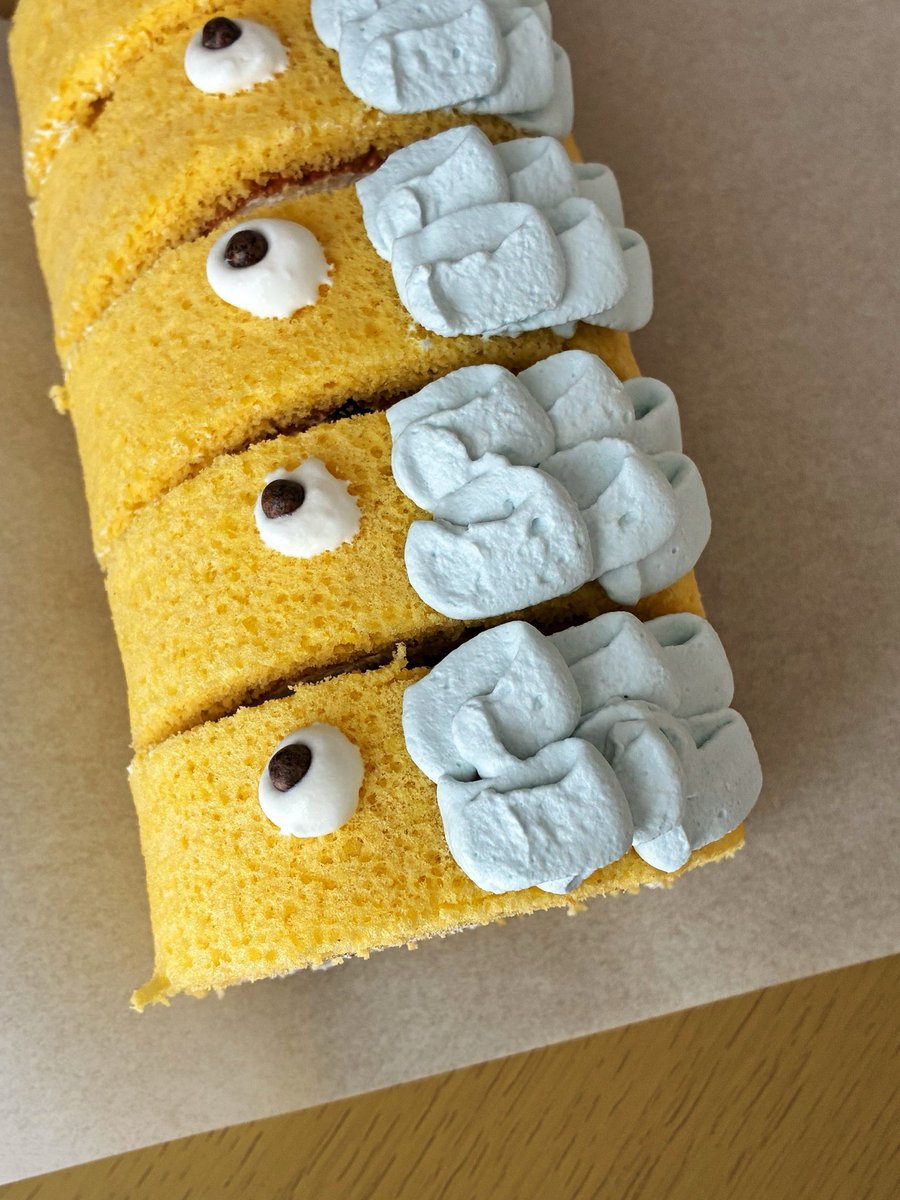 Aki_Cooking's tweet photo. #こどもの日 なので、こいのぼりロールケーキを作りました🎏
みんな大好きチョコバナナ！
今日は生地が良い仕上がりで大満足です。
ほんのり青色に着色して、ちいさな #こいのぼり にしてみました。
#お菓子作り  #手作りおやつ  #手作りお菓子 https://t.co/FtkvBmLxOJ
