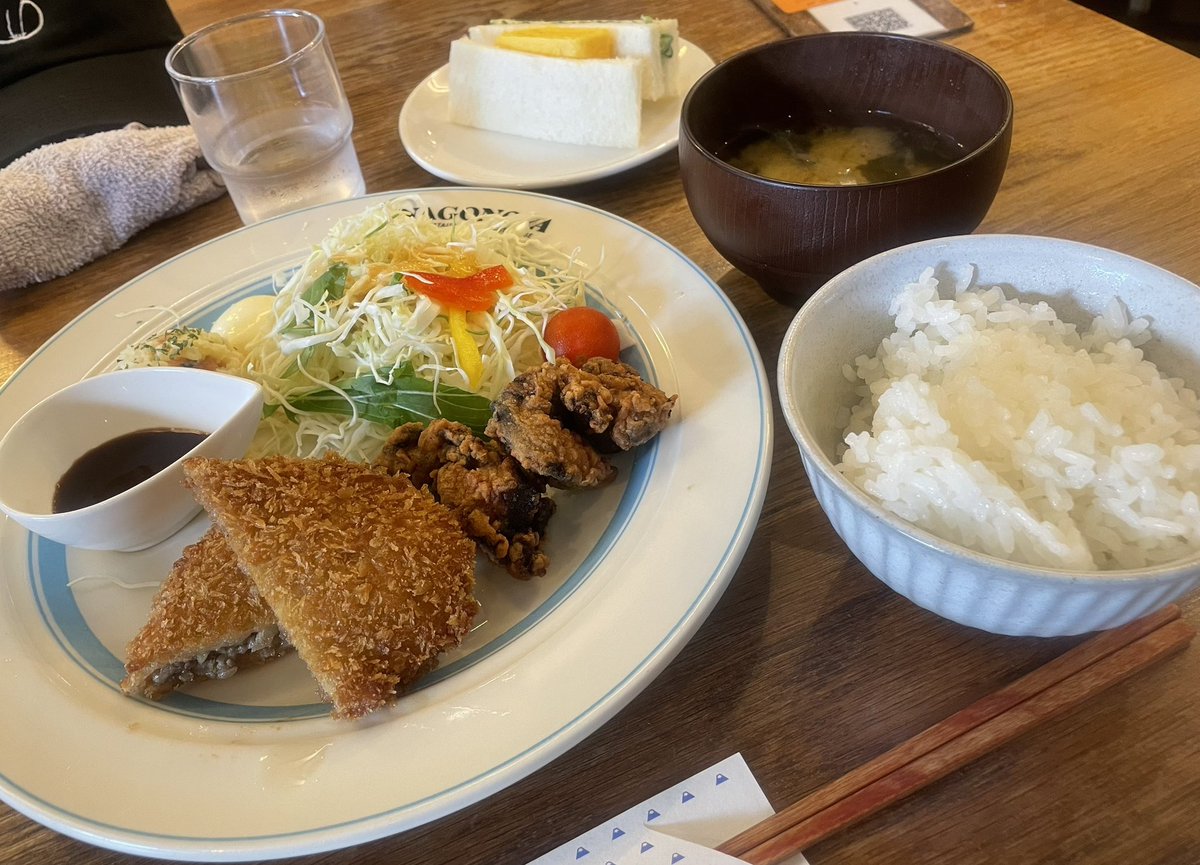 TAP_kun's tweet photo. 朝までに雨はやみ、仕事の予定も心配なくなり、昼前には名古屋まで行くことが可能に。でも物販は諦め、その代わり、オザケン詣の前菜的に、円頓寺商店街の元「西アサヒ」で昼ごはんを食べる。今回は、魔法的ステッカーではなく、タマゴサンドの手ぬぐいを購入。#月と街のAidade #ozkn #LIFE #小沢健二 https://t.co/fBqXwyuOGl