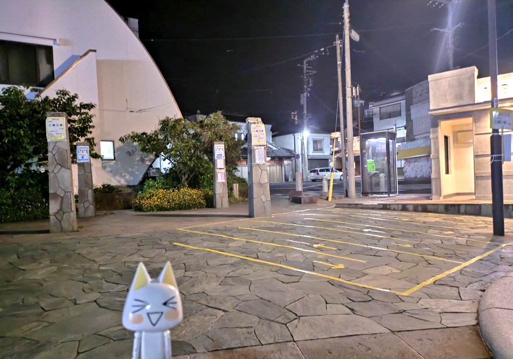 トロと休日のベンチがあった広場