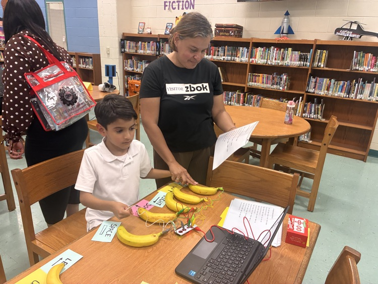 SantaMaria115's tweet photo. Huge shout out to the amazing community &amp; robotics team that made STEAM Night a hit! We had a blast diving into the world of tech and seeing firsthand how it powers our lessons and daily activities. Thanks for exploring with us! https://t.co/LuqpgGDPOX