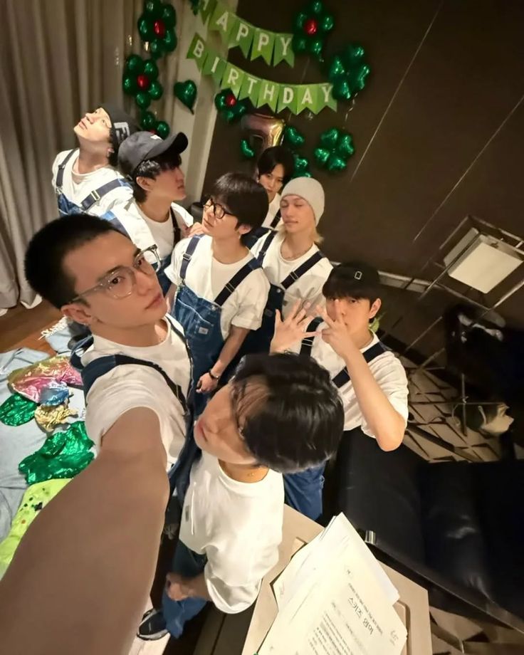 4419WS's tweet photo. filo skz as mga batang kalaro mo 😛 a thread! https://t.co/yArOyLYZpA