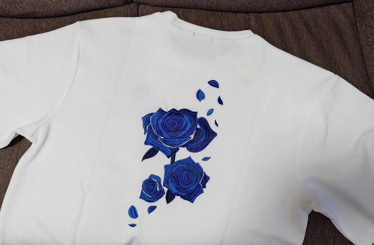 【お値下げ】 Ado コラボ　カットソー　Tシャツ　青薔薇　ホワイト Ado × 9090 Pretty Girl Tee -Blue Rose- – YZ