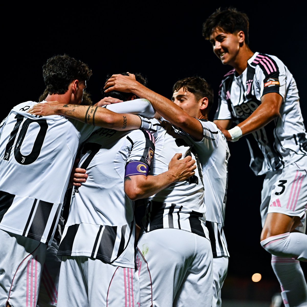 juventusfc's tweet photo. Secondo turno dei playoff per la Next Gen ⚪️⚫️

🇮🇹 Serie C - Girone B 
🗓️ Playoff
🆚 Pianese 
⏰ 20:00 CEST 
🏟️ Stadio Giuseppe Moccagatta https://t.co/SQYYDHNGRF