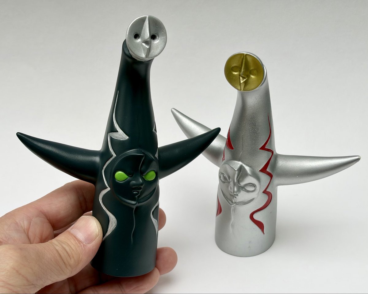matatabiya_'s tweet photo. タローマンマニアのチダくんコレクションから、『黒い太陽の塔 ソフビ』『銀の太陽の塔 ソフビ』

20年ほど前にオークションで落札した、珍品中の珍品だそうです😳
黒い太陽の塔は目が緑色に発光しま〜す👁️‍🗨️ ✳️
 #タローマン #太陽の塔 #TAROMAN #ソフビ #でたらめる https://t.co/kYY17NyZgY