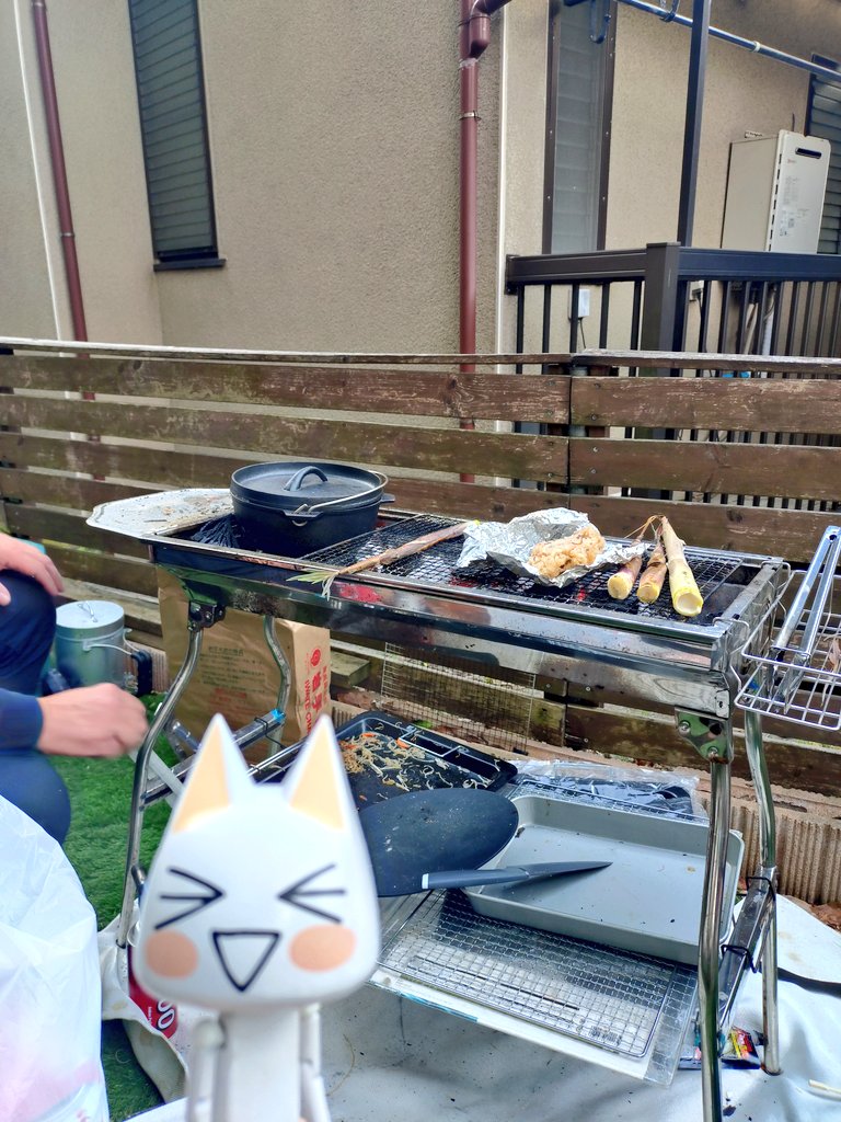 夕方からは、地元の方のお家に招待していただき、日が暮れるまでバーベキューしてました！
地元の人と、移住した人が一緒になってお酒をのんで、すごい楽しかったです！