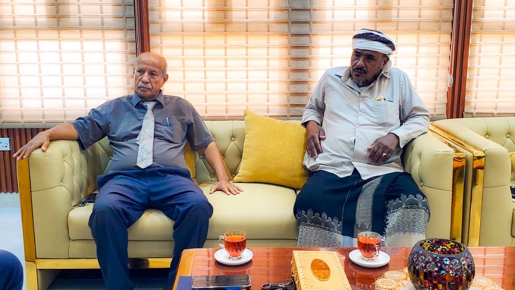 NA_OF_STC's tweet photo. هرهرة يلتقي قيادات من حضرموت ويؤكد تعزيز العمل المؤسسي للمجلس الانتقالي عقب مليونية التفويض في عدن

التقى الأستاذ نصر هرهرة، القائم بأعمال رئيس المجلس الانتقالي الجنوبي في العاصمة عدن، بعدد من قيادات الجمعية الوطنية ومجلس المستشارين القادمين من محافظة حضرموت، عقب مشاركتهم في مليونية ذكرى التفويض للرئيس القائد عيدروس الزُبيدي والمجلس الانتقالي الجنوبي.

وفي مستهل اللقاء، الذي حضره الدكتور صالح طاهر القائم بأعمال رئيس مجلس المستشارين، والدكتور طارق بازرعة مساعد القائم بأعمال رئيس الجمعية الوطنية، رحّب هرهرة بالحاضرين، مشيدًا بمشاركتهم الفاعلة في مليونية الرابع من مايو، ومثمّنًا جهودهم وتحملهم مشقة السفر من حضرموت إلى عدن.

وتناول اللقاء جملة من القضايا المرتبطة بالأوضاع في محافظة حضرموت، إضافة إلى مناقشة نشاط الهيئات المحلية للمجلس الانتقالي في المديريات، ومستوى الأداء التنظيمي والإداري، خاصة في ظل الاعتداء الأخير الذي استهدف مقر الهيئة التنفيذية للقيادة المحلية للمجلس في سيئون بوادي حضرموت.

وأكد هرهرة خلال اللقاء أهمية تعزيز العمل السياسي والمؤسسي للمجلس الانتقالي، والحفاظ على النسيج الاجتماعي، وترسيخ التماسك الوطني الجنوبي لمواجهة التحديات الراهنة.

من جانبهم، شدد الحاضرون على ضرورة الإعداد الجيد لفعالية السابع من مايو في وادي حضرموت، بما يعكس الالتفاف الشعبي حول القضية الجنوبية، ويجدد التفويض للقيادة، ويؤكد ثبات الهوية الجنوبية.

حضر اللقاء عدد من القيادات، بينهم علي خميس الصويل عضو الجمعية الوطنية، وحسين فرج العامري، وعرفان سالم باجري عضوا مجلس المستشارين.