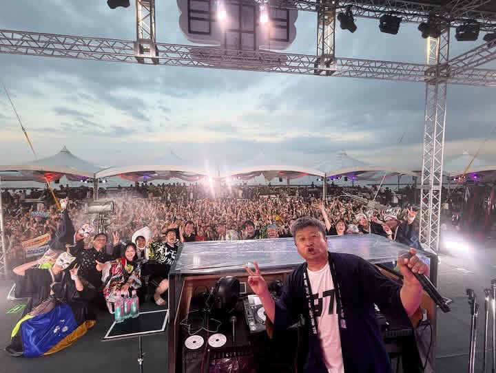 dnjbig's tweet photo. 明日5/6
GWラスト
さいたまのTHE MEAT SAITAMAで

DJダイノジ

16:00より
120分
ステージやります

GWの全部
やります

ロングセットは
いろんな曲
かけれるから
いいやね

全部込めよう
楽しもう

遊びに
踊りに
歌いに
乾杯しにきてね

#DJダイノジ

https://t.co/N3fC2XxUDp https://t.co/rIckIYR1cL