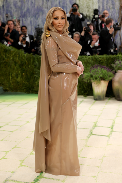 foochiaofficial's tweet photo. أجمل إطلالات النجمات في Met Gala

 احتضنت هذه النسخة من حفل Met Gala نخبة من أبرز النجوم والمصممين بينهم آن هاثواي، نيكول كيدمان، بليك ليفلي وهايلي بيبر، للاحتفاء بموضوع الحفل الذي جاء بعنوان Costume Art، مع قواعد لباس مستوحاة من فكرة Fashion is Art. 

📸 : Getty https://t.co/AuANuDDJh1