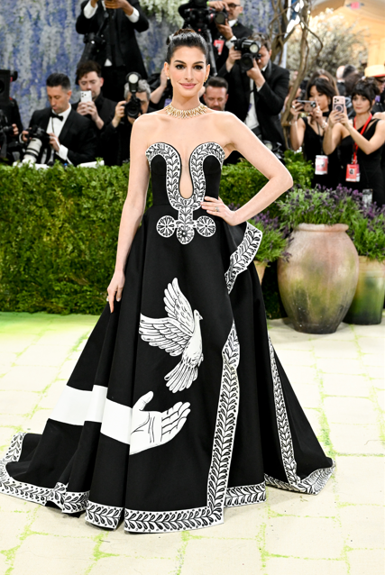 foochiaofficial's tweet photo. أجمل إطلالات النجمات في Met Gala

 احتضنت هذه النسخة من حفل Met Gala نخبة من أبرز النجوم والمصممين بينهم آن هاثواي، نيكول كيدمان، بليك ليفلي وهايلي بيبر، للاحتفاء بموضوع الحفل الذي جاء بعنوان Costume Art، مع قواعد لباس مستوحاة من فكرة Fashion is Art. 

📸 : Getty https://t.co/AuANuDDJh1