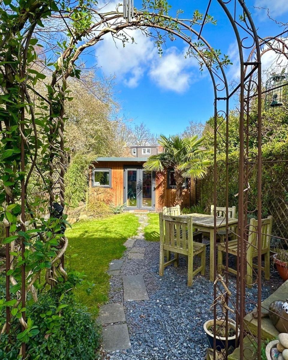 JS_Haleoffice's tweet image. #forsale Cedar Road, #Hale
Guide price £650,000

A beautifully presented three-bedroom bay fronted Victorian #property, ideally positioned on one of the area’s most sought-after tree-lined roads.

jackson-stops.co.uk/properties/216…

#halepropertyforsale