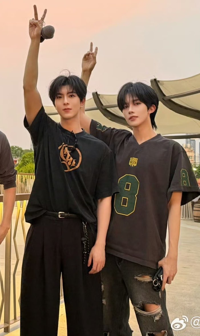พ่อพ่อปะป๊าเซลฟี่ ♡-♡ คือลงตัวที่สุด พี่ดารารู้ตัวว่าเหมาะสมกันจริง ๆ แล้วพ่อผมแต่งหน้าเป๊ะ ดอลลี่พุ่ง แต่ใส่กางเกงเท่ ๆ เลย คือน่ารักอะ ยืนข้างบิบี๋คือน่ารักสุด ถือกล้องให้ตลอดด้วยซ้ำ 🫸🏻💟