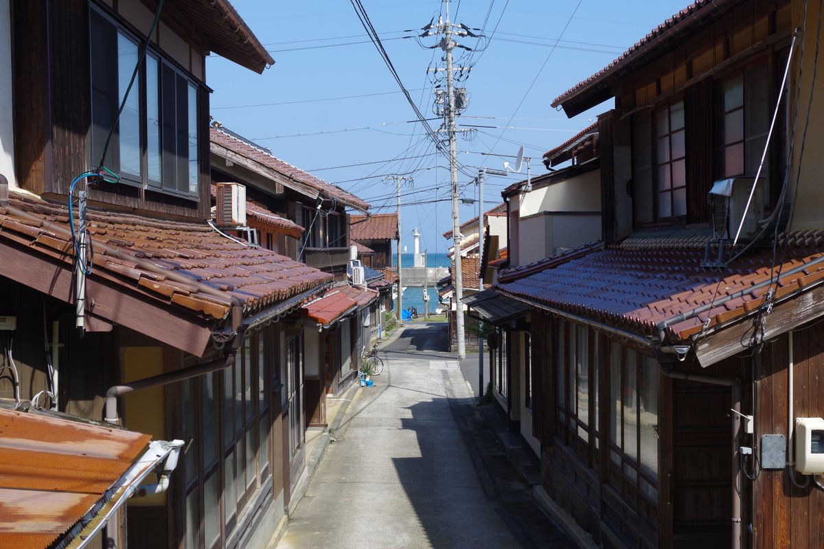 mago_emon2's tweet photo. 鷺浦では海岸線に平行な街路がメインだが、それに直行する路地も沢山ある。
そこから海が見渡せるのもまた絵になる。 https://t.co/mWcgqR0DHQ