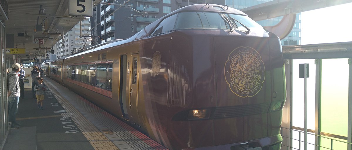 uminotanuki's tweet photo. 今日は奈良駅で特急いにしへを待ってましたが、安寧編成の幕回転が見れてまほろばに２���類のデザインが存在。緑は安寧編成登場前からあったデザイン、もう1つはヘッドマーク柄。今は後者に統一してるのかな？ちなみに安寧編成のいにしへとその直後の悠久編成のまほろばも撮影。
#いにしへ
#まほろば https://t.co/IAzg8d3PTP