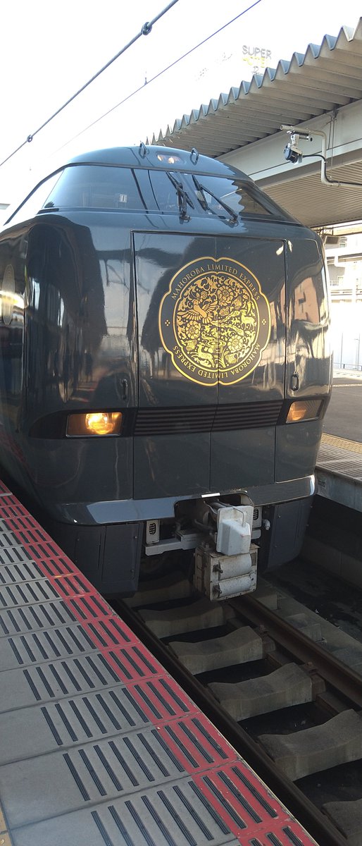 uminotanuki's tweet photo. 今日は奈良駅で特急いにしへを待ってましたが、安寧編成の幕回転が見れてまほろばに２���類のデザインが存在。緑は安寧編成登場前からあったデザイン、もう1つはヘッドマーク柄。今は後者に統一してるのかな？ちなみに安寧編成のいにしへとその直後の悠久編成のまほろばも撮影。
#いにしへ
#まほろば https://t.co/IAzg8d3PTP