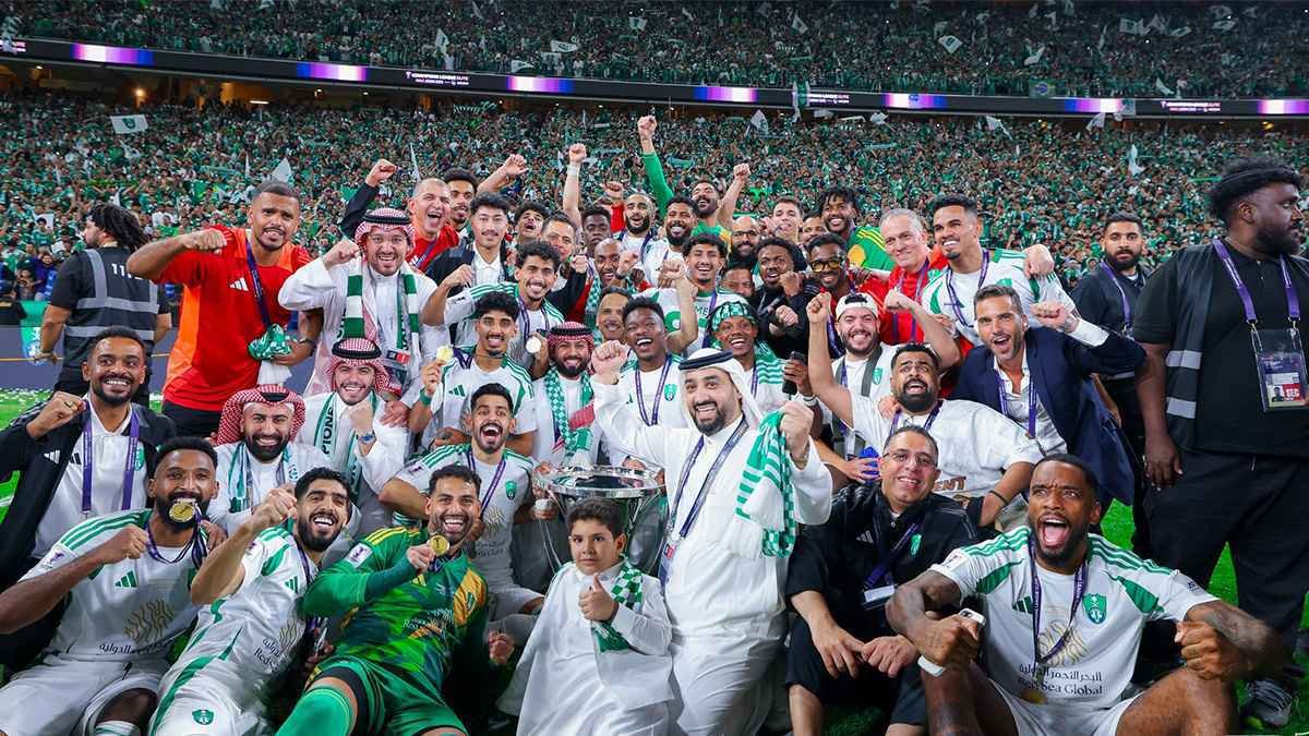200957A's tweet photo. @abra97392 @hfc_x6 @ALAHLI_FC على شحم بس، جايب لي بطولة من ايام الهواة https://t.co/5Y5qEuxgxS